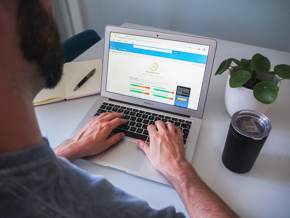 Estratégias de SEO: Como uma Agência de Marketing Digital Pode Posicionar Seu Site no Topo do Google
